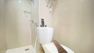 Chambre | Salle de bain | Douche, articles de toilette gratuits, serviettes fournies