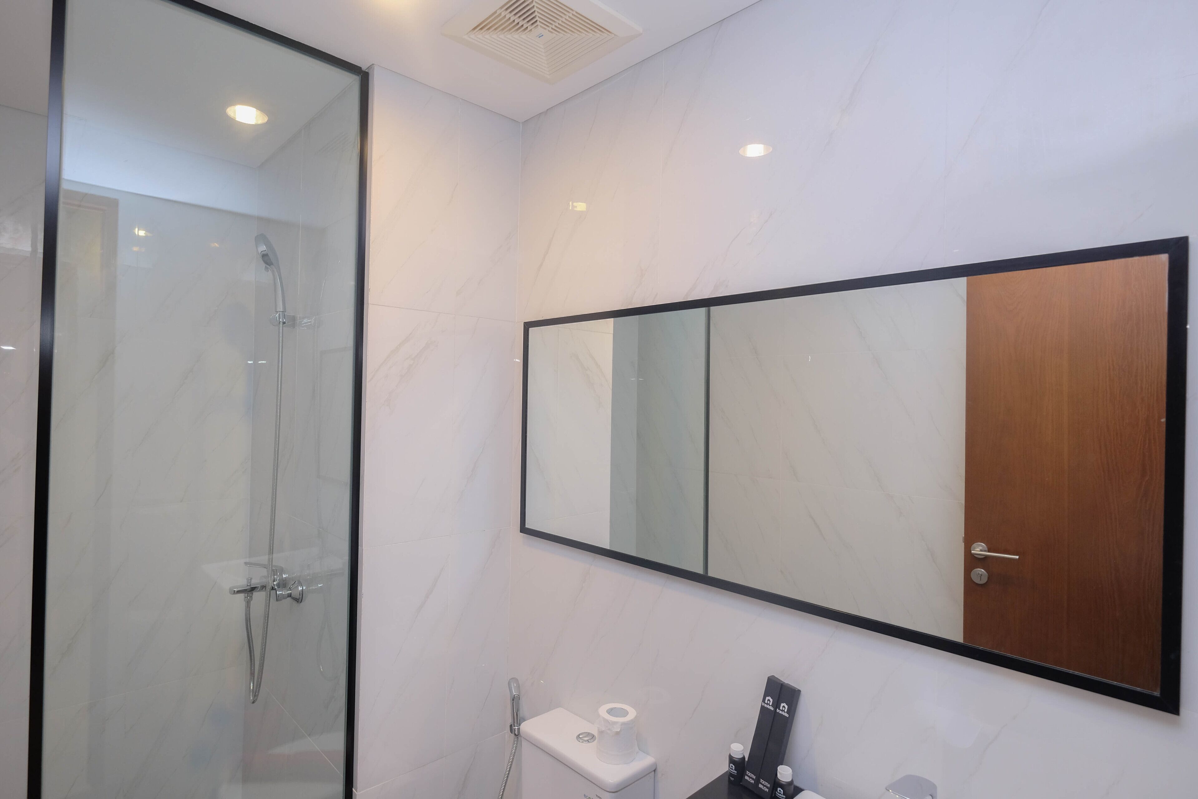 Room | Bathroom | Shower, free toiletries, towels