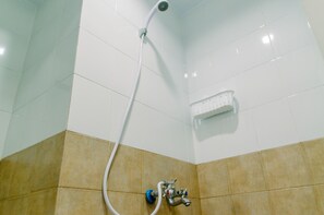 Kamer | Badkamer | Een douche, gratis toiletartikelen, handdoeken, shampoo