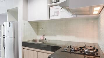 Quarto | Cozinha privada | Geladeira, cooktop, talheres/pratos/utensílios de cozinha