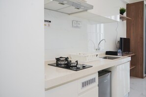 Private kitchen - Nice And Elegant Studio Apartment At Sky House Bsd (Pagedangan)