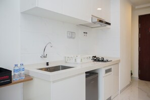 Private kitchen - Nice And Comfort Studio Room At Sky House Bsd Apartment (Pagedangan)