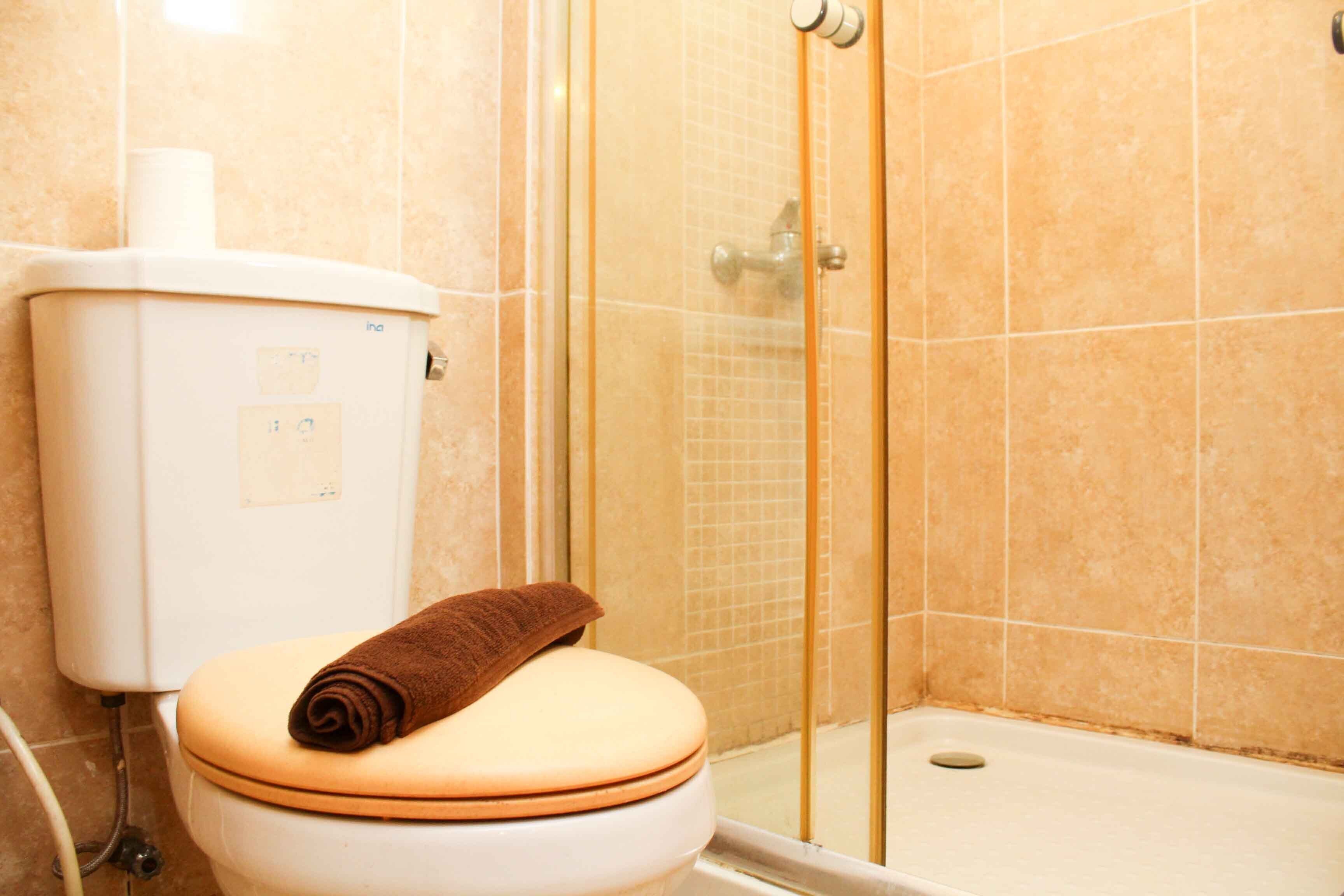 Kamer | Badkamer | Een douche, gratis toiletartikelen, handdoeken, shampoo