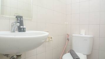 Room | Bathroom | Shower, free toiletries, towels