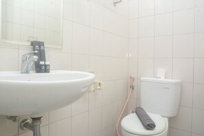 Room | Bathroom | Shower, free toiletries, towels - Modern And Comfort 2Br Apartment At Signature Park Grande (Jakarta)