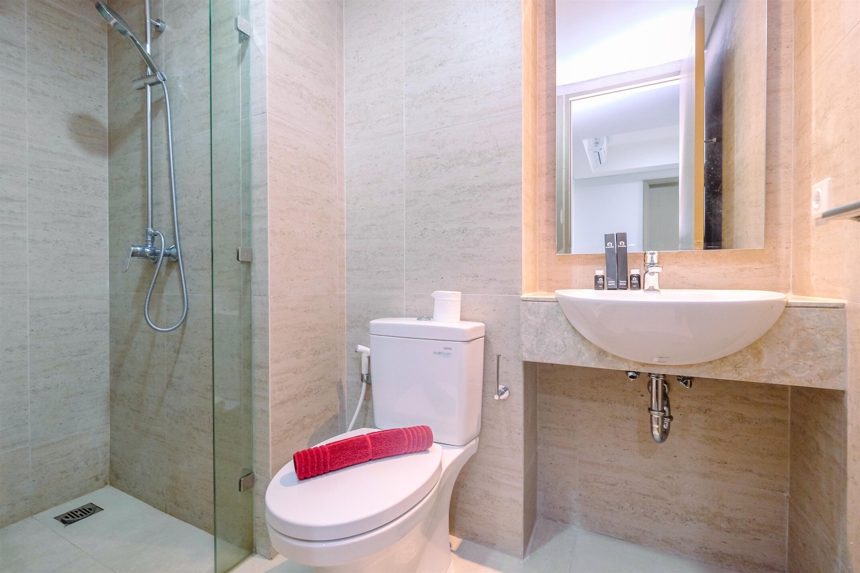 Room | Bathroom | Shower, free toiletries, towels