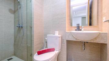 Quarto | Banheiro | Chuveiro, produtos de toalete grátis, toalhas de banho