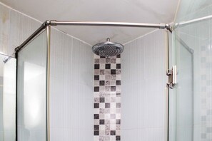 Quarto | Banheiro | Chuveiro, produtos de toalete grátis, toalhas de banho, shampoo