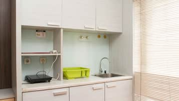 Zimmer | Eigene Küche | Kühlschrank, Herdplatte, Wasserkocher, Kochgeschirr/Geschirr/Besteck