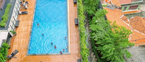 Una piscina al aire libre