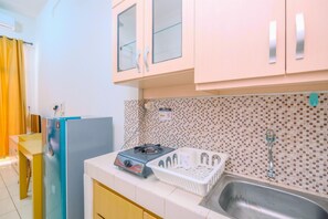 Habitación | Cocina privada | Frigorífico, placa de cocina, hervidor eléctrico y utensilios de cocina