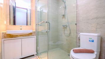 Room | Bathroom | Shower, free toiletries, towels