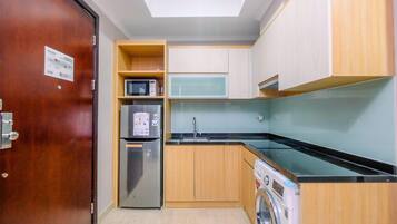 Room | Private kitchen | Fridge, stovetop, cookware/dishes/utensils