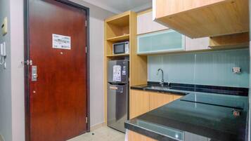 Room | Private kitchen | Fridge, stovetop, cookware/dishes/utensils