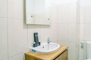 Huone | Kylpyhuone | Suihku, ilmaiset hygieniatuotteet, pyyhkeet, sampoo