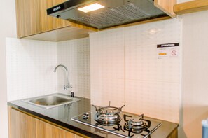 Rum | Eget kök | Kylskåp, spishäll, vattenkokare och grytor/köksredskap