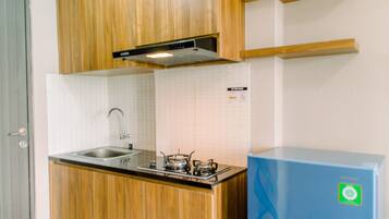 Habitación | Cocina privada | Frigorífico, placa de cocina, hervidor eléctrico y utensilios de cocina