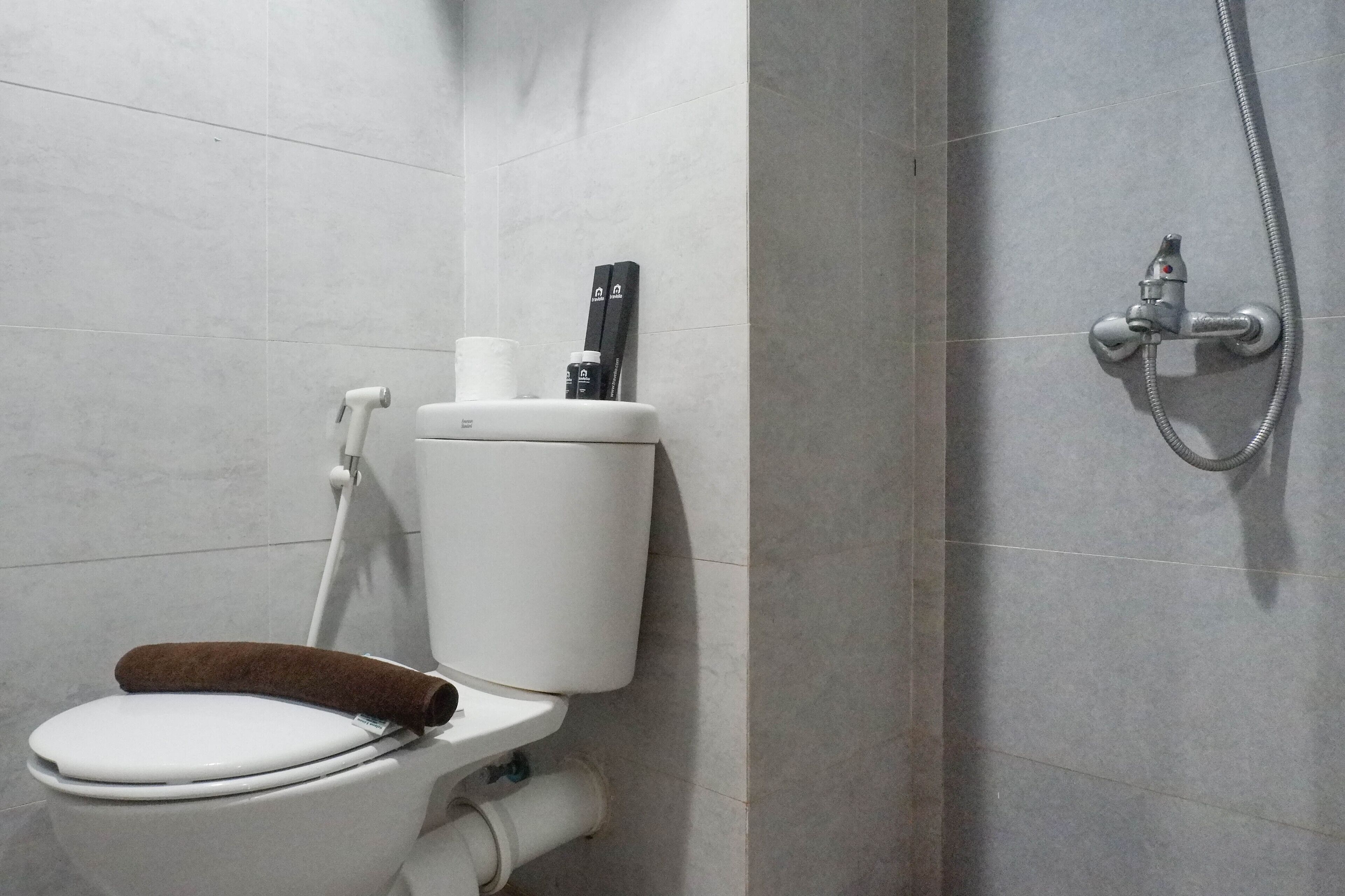 Room | Bathroom | Shower, free toiletries, towels