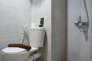 Room | Bilik Mandi | Pancuran mandi, kelengkapan dandanan diri percuma, tuala disediakan 