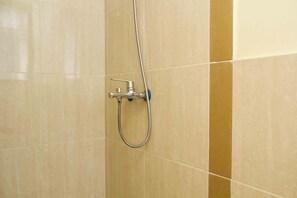 Zimmer | Badezimmer | Dusche, kostenlose Toilettenartikel, Handtücher, Shampoo