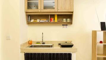 Camera | Cucina privata | Frigorifero, piano cottura, bollitore elettrico