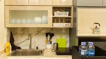 Kamar | Dapur pribadi | Lemari es, kompor, peralatan masak/sendok-piring, dan meja makan