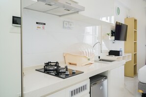 Room | Private kitchen | Fridge, stovetop, cookware/dishes/utensils