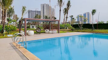 Una piscina al aire libre