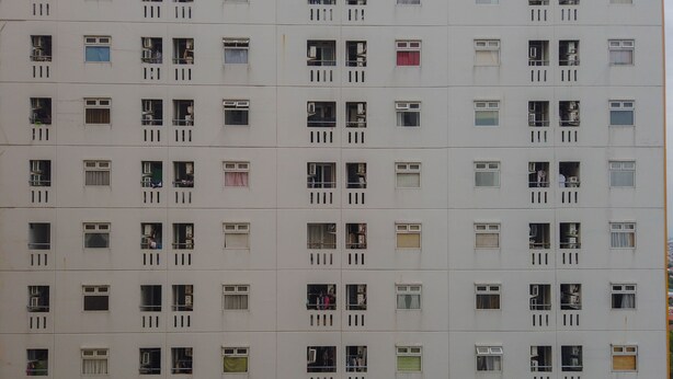 Un edificio de varios pisos con múltiples ventanas y balcones.