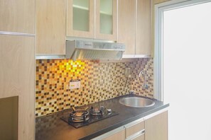 Chambre | Cuisine privée | Réfrigérateur, surface de cuisson, vaisselle et ustensiles