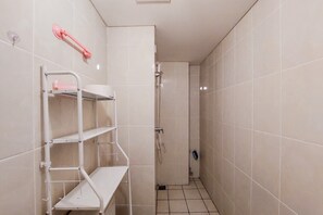 Zimmer | Badezimmer | Dusche, kostenlose Toilettenartikel, Handtücher