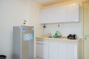 Zimmer | Eigene Küche | Kühlschrank, Herdplatte, Kochgeschirr/Geschirr/Besteck