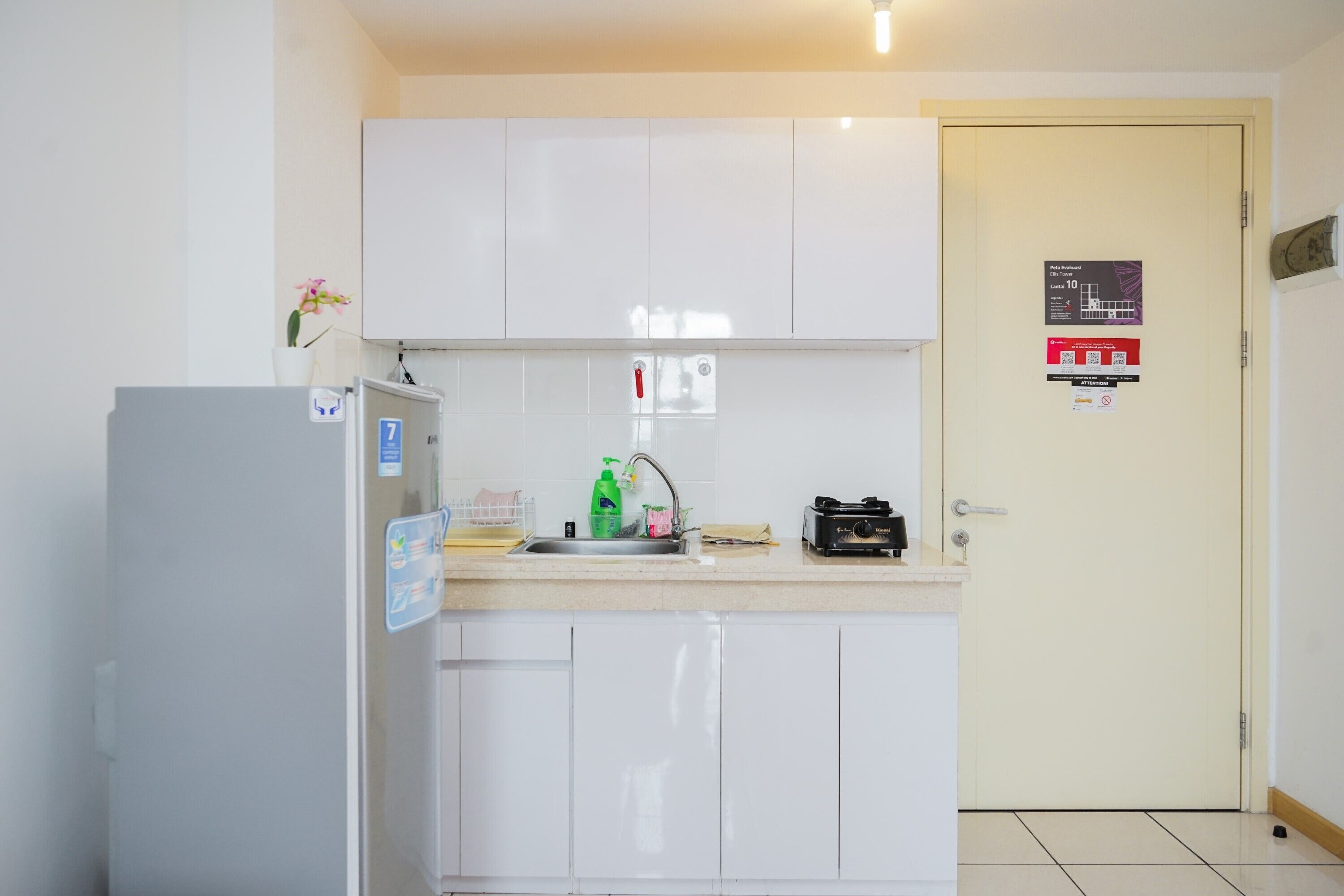 Kamer | Privékeuken | Een koelkast, een kookplaat, kookgerei, borden en bestek