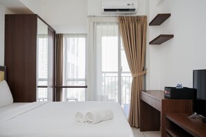 1 bedroom, free WiFi, bed sheets - Comfort And Warm Studio Room Apartment At M-Town Residence (Gading Serpong)
