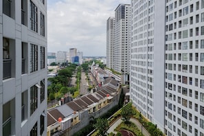 En høj bygning med moderne arkitektur, flere etager og et vinduesmønster i et gitter.