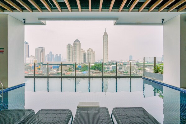 Outdoor pool - Elegant And Comfort Studio Kebayoran Icon Apartment (Jakarta)