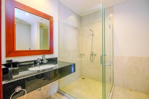 Room | Bathroom | Shower, free toiletries, hair dryer, towels - New Furnished And Comfortable 2Br At The Mayflower Apartment (Jakarta)