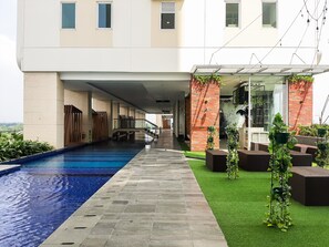 Outdoor pool - Minimalist And Comfort 1Br At B Residence (Pagedangan)