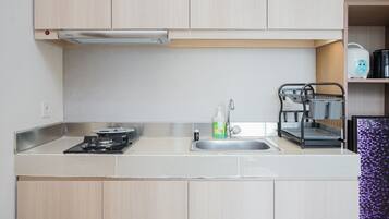 Room | Private kitchen | Fridge, stovetop, cookware/dishes/utensils