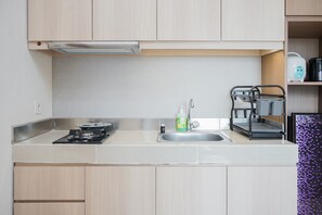 Private kitchen - Minimalist And Comfort 1Br At B Residence (Pagedangan)
