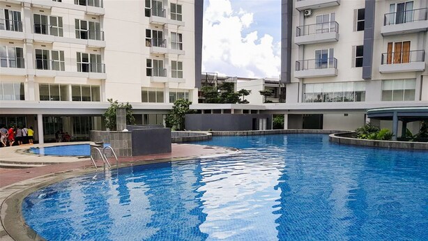 Un moderno edificio residencial con piscina.