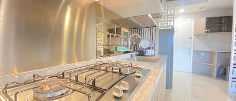Habitació | Cuina privada | Frigorífic, placa de cuina i rentaplats