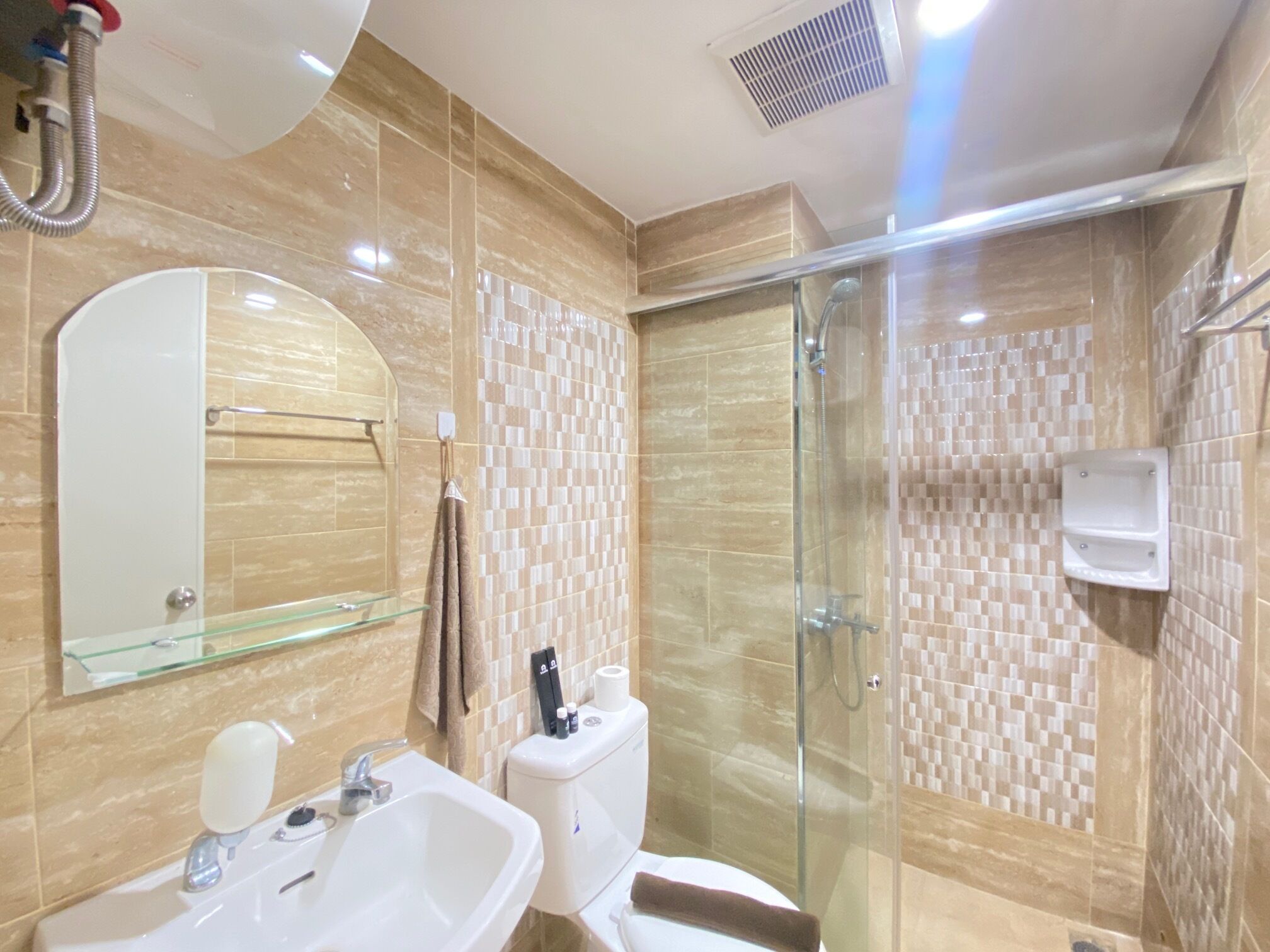 Habitación | Baño | Ducha, artículos de higiene personal gratuitos y toallas