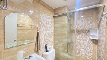 Habitación | Baño | Ducha, artículos de higiene personal gratuitos y toallas