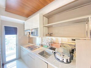 Habitación | Cocina privada | Frigorífico, placa de cocina, lavavajillas y utensilios de cocina