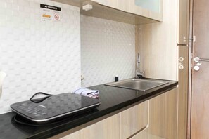 Kamer | Privékeuken | Een koelkast, een magnetron, een kookplaat, een waterkoker