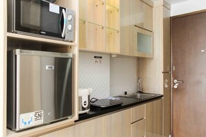 Habitación | Cocina privada | Refrigerador, microondas, parrilla de estufa y tetera eléctrica 