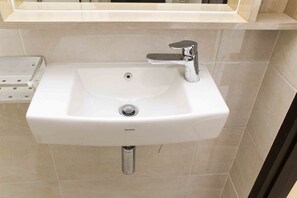 Habitación | Baño | Ducha, artículos de higiene personal gratuitos, toallas y champú