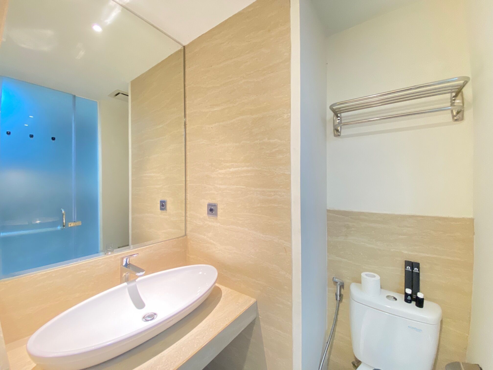 Zimmer | Badezimmer | Dusche, kostenlose Toilettenartikel, Haartrockner, Handtücher