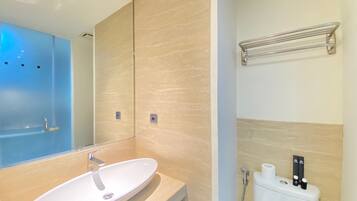 Zimmer | Badezimmer | Dusche, kostenlose Toilettenartikel, Haartrockner, Handtücher